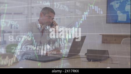 Dieses Bild zeigt Finanzgrafiken und Daten, die über einer Stadtlandschaft überlagert sind und das Glob symbolisieren Stockfoto