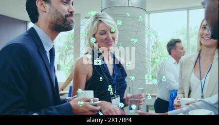 Geschäftsleute treffen sich bei einem Kaffee in einem Konferenzzentrum und vernetzen sich mit ihnen Stockfoto