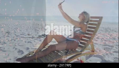 Bild der Finanzdatenverarbeitung über Frau am Strand Stockfoto