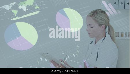 Bild der Infografik-Schnittstelle über kaukasischer Ärztin, die im Krankenhaus auf die Zwischenablage schreibt Stockfoto