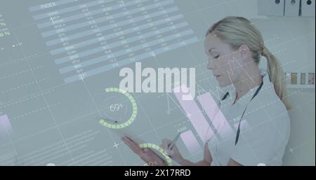 Bild der Infografik-Schnittstelle über kaukasischer Ärztin, die im Krankenhaus auf die Zwischenablage schreibt Stockfoto
