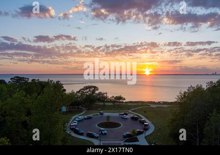 Blick aus der Vogelperspektive auf den Bayfront Park bei Sonnenuntergang an der Ostküste der Mobile Bay in Daphne, Alabama Stockfoto