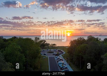 Blick aus der Vogelperspektive auf den Bayfront Park bei Sonnenuntergang an der Ostküste der Mobile Bay in Daphne, Alabama Stockfoto