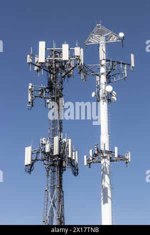 Telekommunikations- und Funkgerätturm mit Richtantenne für Mobiltelefone. Stockfoto