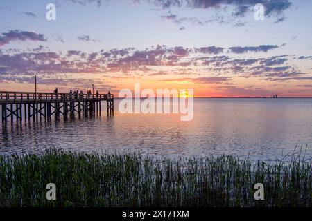 Bayfront Park Pier bei Sonnenuntergang an der Ostküste der Mobile Bay in Daphne, Alabama Stockfoto