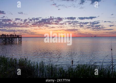 Bayfront Park Pier bei Sonnenuntergang an der Ostküste der Mobile Bay in Daphne, Alabama Stockfoto