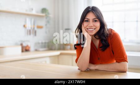 Lächelnde Frau in moderner Küche, Kopierraum Stockfoto