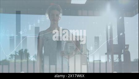 Bild der Finanzdatenverarbeitung über Frau an der Tankstelle Stockfoto