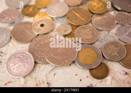 Alte Gold- und Silbermünzen. Geld aus Frankreich, Polen, Italien, England, Peru, Österreich, Tschechische Republik, China, Kroatien, Dänemark, Niederlande. Verschiedene Stockfoto