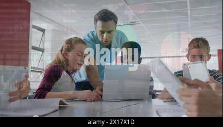 Bild eines kaukasischen Lehrers, der multirassische Schüler mit Laptop über Infografik unterrichtet Stockfoto