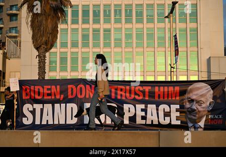 Tel Aviv, Israel. April 2024. Die Menschen halten ein Banner mit einer Warnung an US-Präsident Joe Biden, sich für den Frieden einzusetzen und dem israelischen Premierminister Benjamin Netanjahu nicht zu vertrauen, wenn er am Montag, den 15. April 2024, vor der Tel Aviv-Niederlassung der US-Botschaft das Ende des Israel-Hamas-Krieges forderte. Foto: Debbie Hill/ Credit: UPI/Alamy Live News Stockfoto