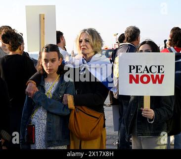 Tel Aviv, Israel. April 2024. Am Montag, den 15. April 2024, halten die Menschen ein Plakat, das das Ende des Israel-Hamas-Krieges vor der Filiale der US-Botschaft in Tel Aviv fordert. Foto: Debbie Hill/ Credit: UPI/Alamy Live News Stockfoto