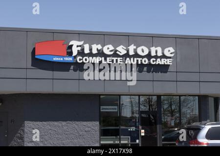 Indianapolis - 13. April 2024: Firestone Tire Schild. Firestone ist der offizielle Reifen von IndyCar und Indianapolis 500. Stockfoto