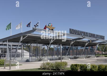 Indianapolis - 13. April 2024: Indianapolis Motor Speedway Gate ein Eingang. IMS ist Austragungsort des Indy 500 und Brickyard und die Rennhauptstadt der Wor Stockfoto