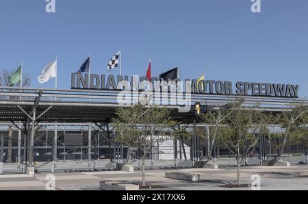 Indianapolis - 13. April 2024: Indianapolis Motor Speedway Gate ein Eingang. IMS ist Austragungsort des Indy 500 und Brickyard und die Rennhauptstadt der Wor Stockfoto