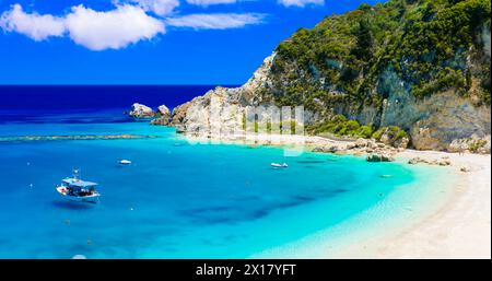 Türkisfarbene wunderschöne Strände der Insel Lefkada, Agios Nikitas Dorf, Griechenland, Ionische Inseln. Griechische Sommerziele Stockfoto