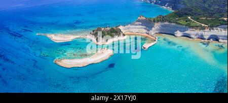 Ionische Inseln Griechenlands Korfu. Panoramablick auf das atemberaubende Cape Drastis - natürliche Landschaft mit weißen Felsen und türkisfarbenem Wasser, Norden Stockfoto