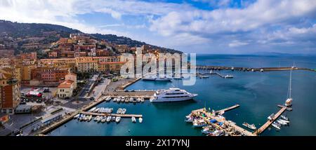 Italien, toskanisches Sommerziel - wunderschöne Küstenstadt Porto Santo Stefano, Provinz Grosseto. Panoramablick auf die Drohne Stockfoto