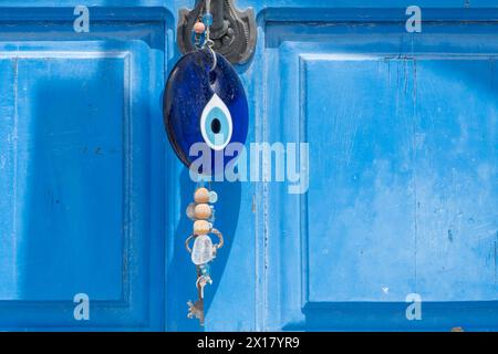 Das böse Auge Souvenir hängt an der griechischen Tür. Blaues Steinamulett in Form eines Auges zum Schutz vor bösen Menschen. Insel Nisyros, Griechenland Stockfoto