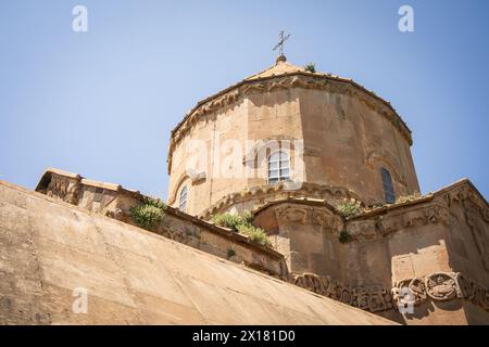 Detailaufnahme auf dem alten katholischen Kirchturm, der von Armeniern in der Türkei gebaut wurde. Stockfoto