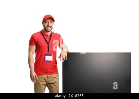 Verkäufer, der nach oben zeigt und sich auf einen lcd-Flachbildschirm lehnt, isoliert auf weißem Hintergrund Stockfoto