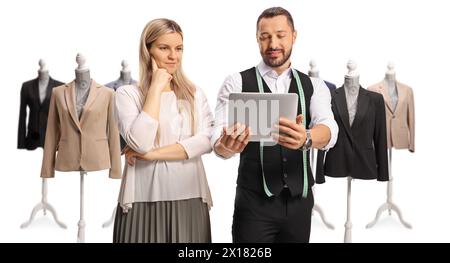 Schneide mit einem Tablet, das Modedesigns für eine junge Frau auf weißem Hintergrund zeigt Stockfoto