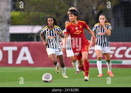 Rom, Italien. April 2024. Moeka Minami (Roma Women) während des italienischen Serie A Frauenspiels zwischen Roma Women 2-1 Juventus Women im Tre Fontane Stadion am 15. April 2024 in Roma, Italien. Quelle: Maurizio Borsari/AFLO/Alamy Live News Stockfoto