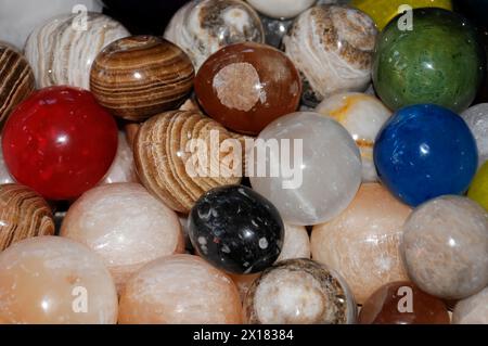 Am Tichka-Pass, Col du Tichka, 2260 m, Nahaufnahme einer Sammlung von bunten Glasmarmoren in verschiedenen Farben und Mustern, südlicher hoher Atlas Stockfoto