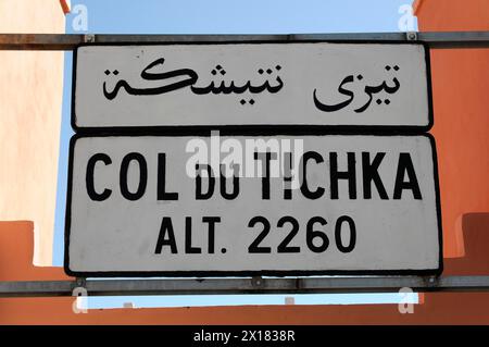 Am Tichka-Pass, Col du Tichka, 2260 m, zweisprachiges Schild mit Höheninformationen zum Col du Tichka-Pass im Hohen Atlas, Südlicher Hoher Atlas Stockfoto