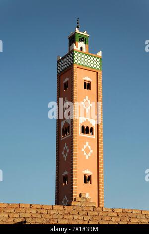 AIT Benhaddou, Ein hohes Minarett einer Moschee, erhebt sich in einem klaren blauen Himmel, südlicher hoher Atlas, Marokko Stockfoto