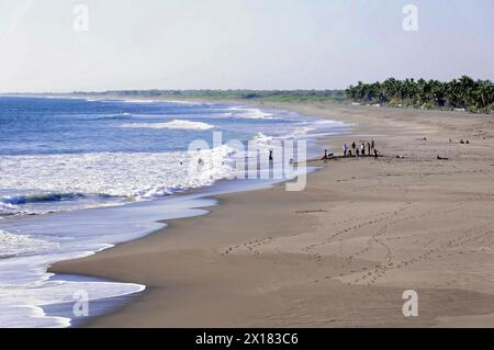 Strand in der Nähe von Poneloya, Las Penitas, Leon, Nicaragua, Mittelamerika, Menschen genießen den Tag am Strand mit Wellen im Hintergrund, Mittelamerika Stockfoto