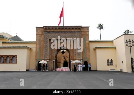 Eintritt zum Königspalast in Rabat, Marokko, Blick auf ein prächtiges Tor eines Palastes in Marokko mit gehisster Flagge, Rabat, Nordafrika Stockfoto