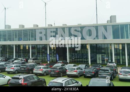 Waregem, Belgien - 22. Mai 2023: Eine Sammlung geparkter Autos vor dem Renson-Händler mit großen Schildern unter bewölktem Himmel. Stockfoto