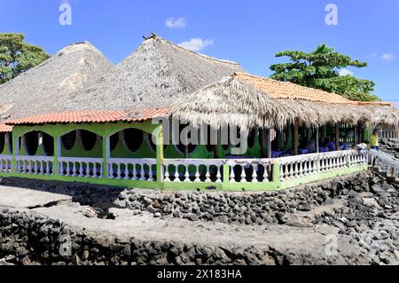 Lake Managua, Leon, Nicaragua, Mittelamerika, Mittelamerika, traditionelle Strandhütte mit Palmendach und farbenfroher Fassade Stockfoto