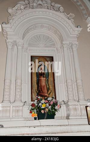 Catedral de la Asuncion, 1860, Leon, Nicaragua, Mittelamerika, Porträt der Jungfrau Maria an der Wand eines Gebetssaals mit bunten Blumen Stockfoto