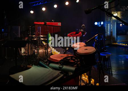 Lemberg, Ukraine - 1. April 2024: Meinl Percussion Schlagzeug auf Konzertbühne Stockfoto