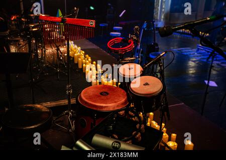 Lemberg, Ukraine - 1. April 2024: Meinl Percussion Schlagzeug auf Konzertbühne Stockfoto