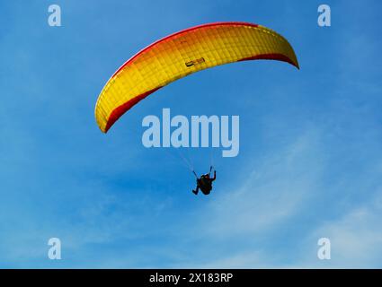 Tandem-Gleitschirmflieger Abstieg, Interlaken Schweiz Stockfoto