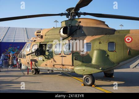 ISTANBUL, TURKIYE - 01. MAI 2023: Eurocopter der türkischen Luftwaffe AS 532UL Cougar (2524) auf dem Teknofest im Flughafen Istanbul Atatürk ausgestellt Stockfoto