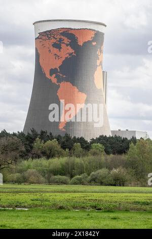 Kühlturm des ehemaligen Gaskraftwerks Meppen, Emsland, Niedersachsen, mit Weltkarte gemalt Stockfoto