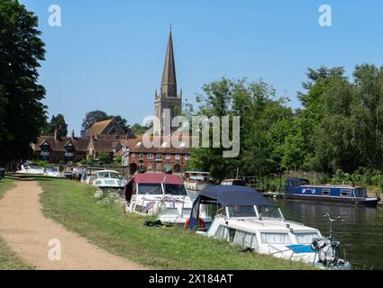 St, Helen's Church und Anlegeboote in Abingdon-on-Thames, Oxfordshire Stockfoto