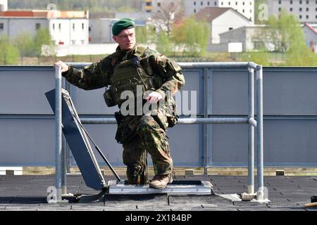 Brigadegeneral Alexander Krone Kommandeur der Panzergrenadierbrigade 37 Freistaat Sachsen das Bild zeigen Brigadegeneral Alexander Krone, Kommandeur der Panzergrenadierbrigade 37 Freistaat Sachsen , während der Übung Wettiner Schwert im Gefechtsübungszentrum des Heeres in der Letzlinger Heide. Diese Übung gehört zur deutschen Übungsreihe Quadriga, welcher wiederum in die NATO-Übung Standhaft Defender eingebunden ist. General Krone ist als neuer Kommandeur der Kommando Spezial Kräfte, kurz KSK im Gespräch. Letzlingen Sachsen-Anhalt Deutschland *** Brigadegeneral Alexander Krone Kommandeur von Panze Stockfoto