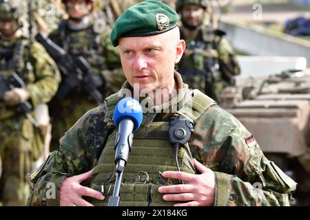 Brigadegeneral Alexander Krone Kommandeur der Panzergrenadierbrigade 37 Freistaat Sachsen das Bild zeigen Brigadegeneral Alexander Krone, Kommandeur der Panzergrenadierbrigade 37 Freistaat Sachsen , während der Übung Wettiner Schwert im Gefechtsübungszentrum des Heeres in der Letzlinger Heide. Diese Übung gehört zur deutschen Übungsreihe Quadriga, welcher wiederum in die NATO-Übung Standhaft Defender eingebunden ist. General Krone ist als neuer Kommandeur der Kommando Spezial Kräfte, kurz KSK im Gespräch. Letzlingen Sachsen-Anhalt Deutschland *** Brigadegeneral Alexander Krone Kommandeur von Panze Stockfoto