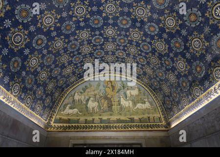 Das Mosaik des Guten Hirten (Jesus Christus) im Mausoleum von Galla Placidia. Ravenna, Italien Stockfoto