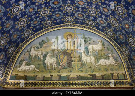 Das Mosaik des Guten Hirten (Jesus Christus) im Mausoleum von Galla Placidia. Ravenna, Italien Stockfoto