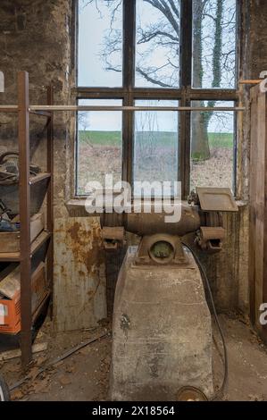 Alte Schleifmaschine in einer ehemaligen Treibgaswerkstatt in der DDR, Mecklenburg-Vorpommern Stockfoto