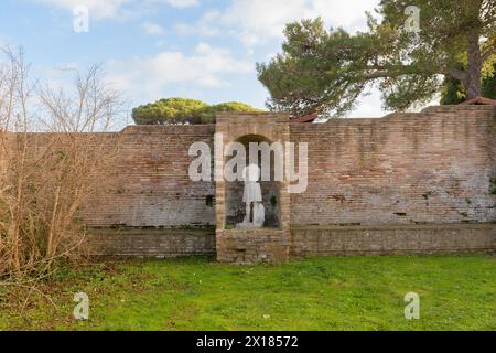 Statue in der Nische im Hof in Ostia Antica. Ruinen der antiken römischen Stadt und des Hafens. Rom, Latium, Italien Stockfoto