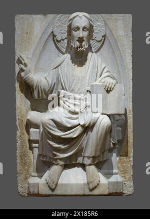 Christus in Majestät oder Christus in Herrlichkeit (lateinisch Maiestas Domini). Jesus Christus saß auf einem Thron als Herrscher der Welt, hohes Relief vom Ferrara-Dom Stockfoto