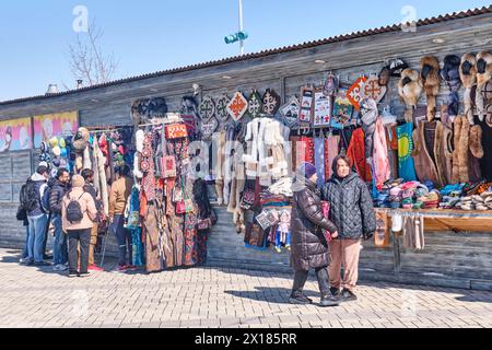 Leute in Souvenirläden auf dem lokalen Markt im Freien. Kasachische farbenfrohe Souvenirs und Kunsthandwerk. Stockfoto