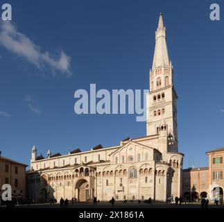 Kathedrale von Modena (Duomo di Modena) mit dem Ghirlandina-Glockenturm. Römisch-katholische Kathedrale in Modena, Italien Stockfoto